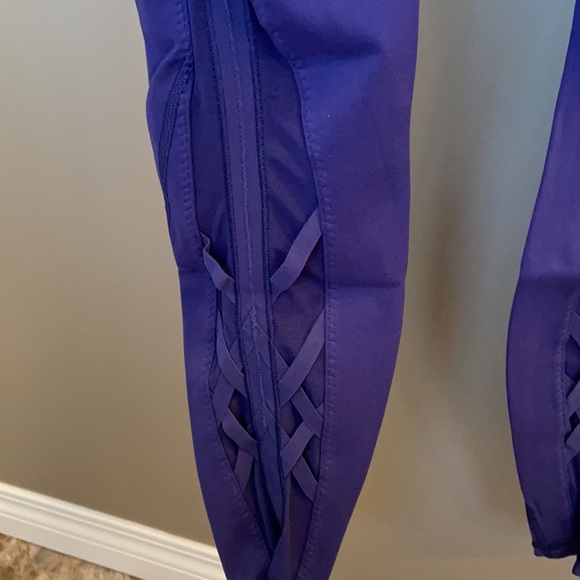 Lululemon Essential Rhythm Tight - Sz 6 - Picture 3 of 5